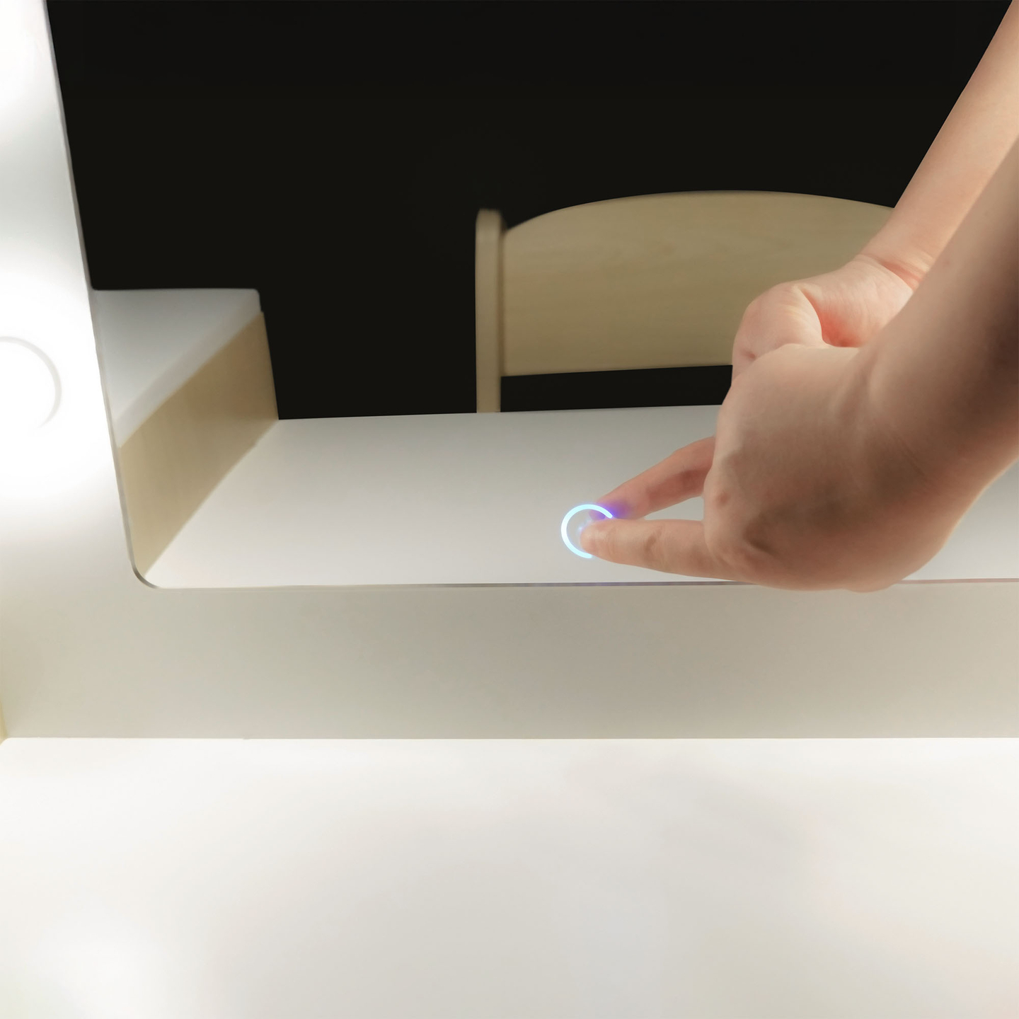 Puinen lasten pukeutumispöytä tuolilla, tarvikkeilla ja LED-valaistuksella