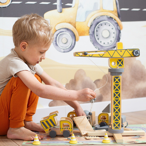 Puurakennustyömaa, jossa on suuri liikkuva nosturi ja ajoneuvoja, torninosturi