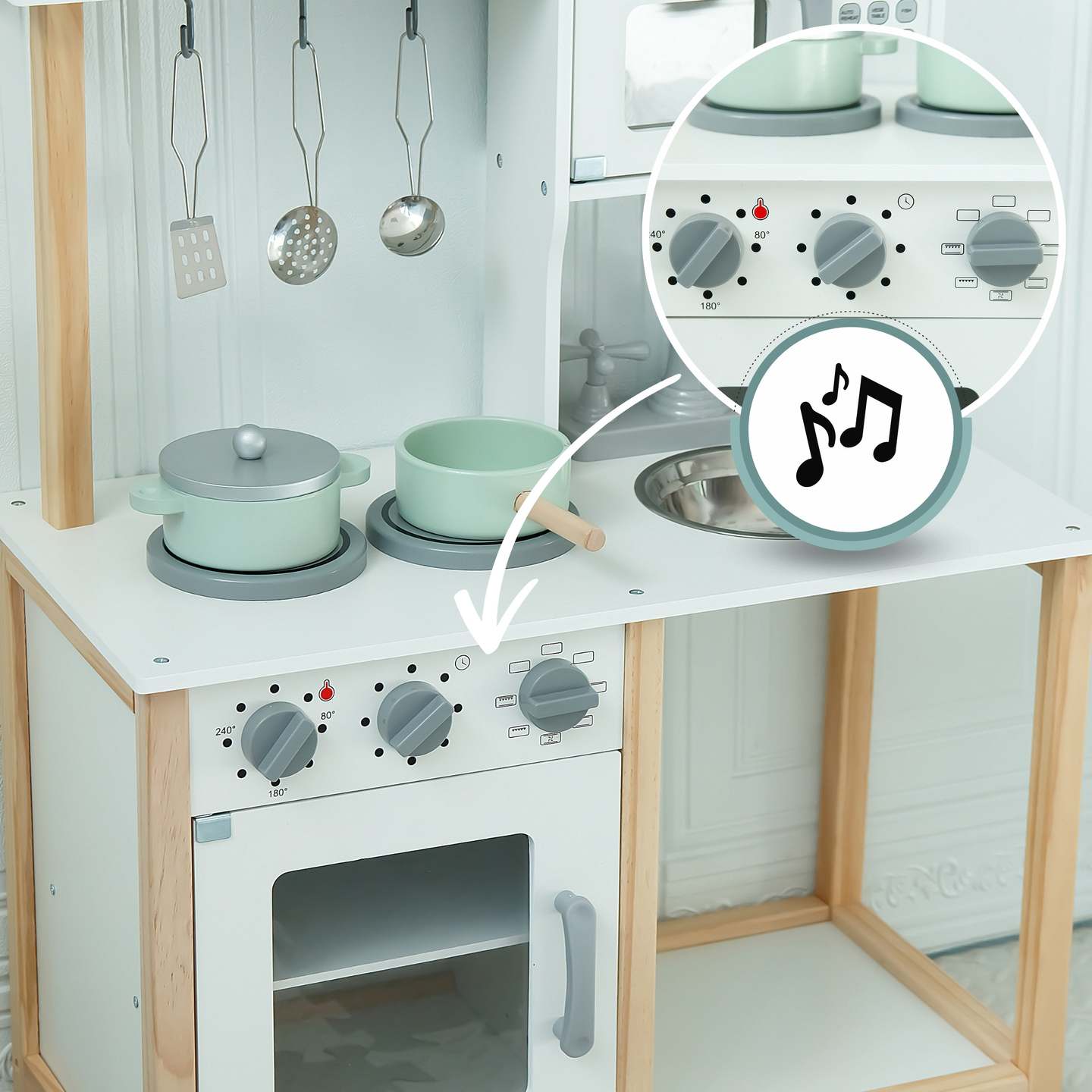 Puinen lasten keittiö, jossa on mikroaaltouuni