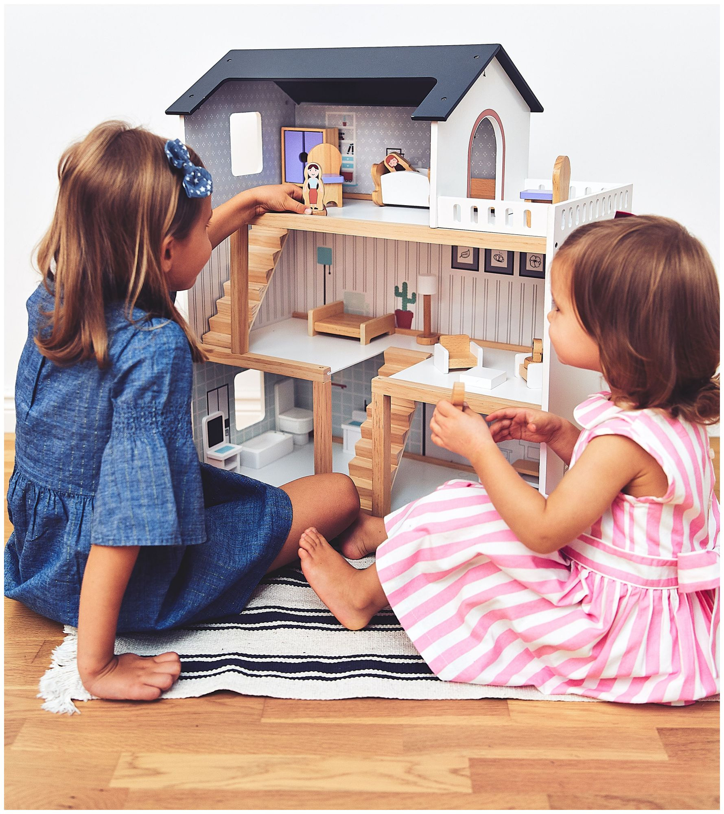 Valkoinen puinen nukkekoti tarvikkeineen 18 kpl.