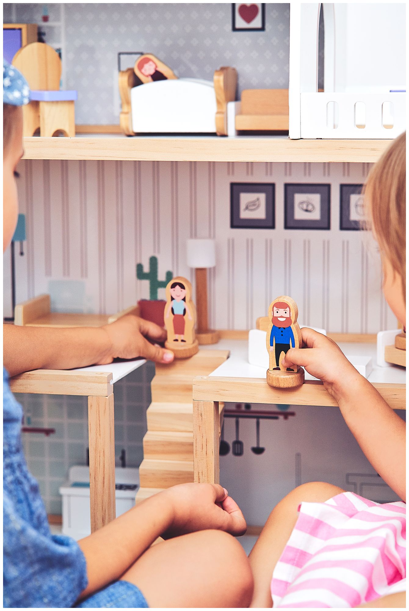 Valkoinen puinen nukkekoti tarvikkeineen 18 kpl.