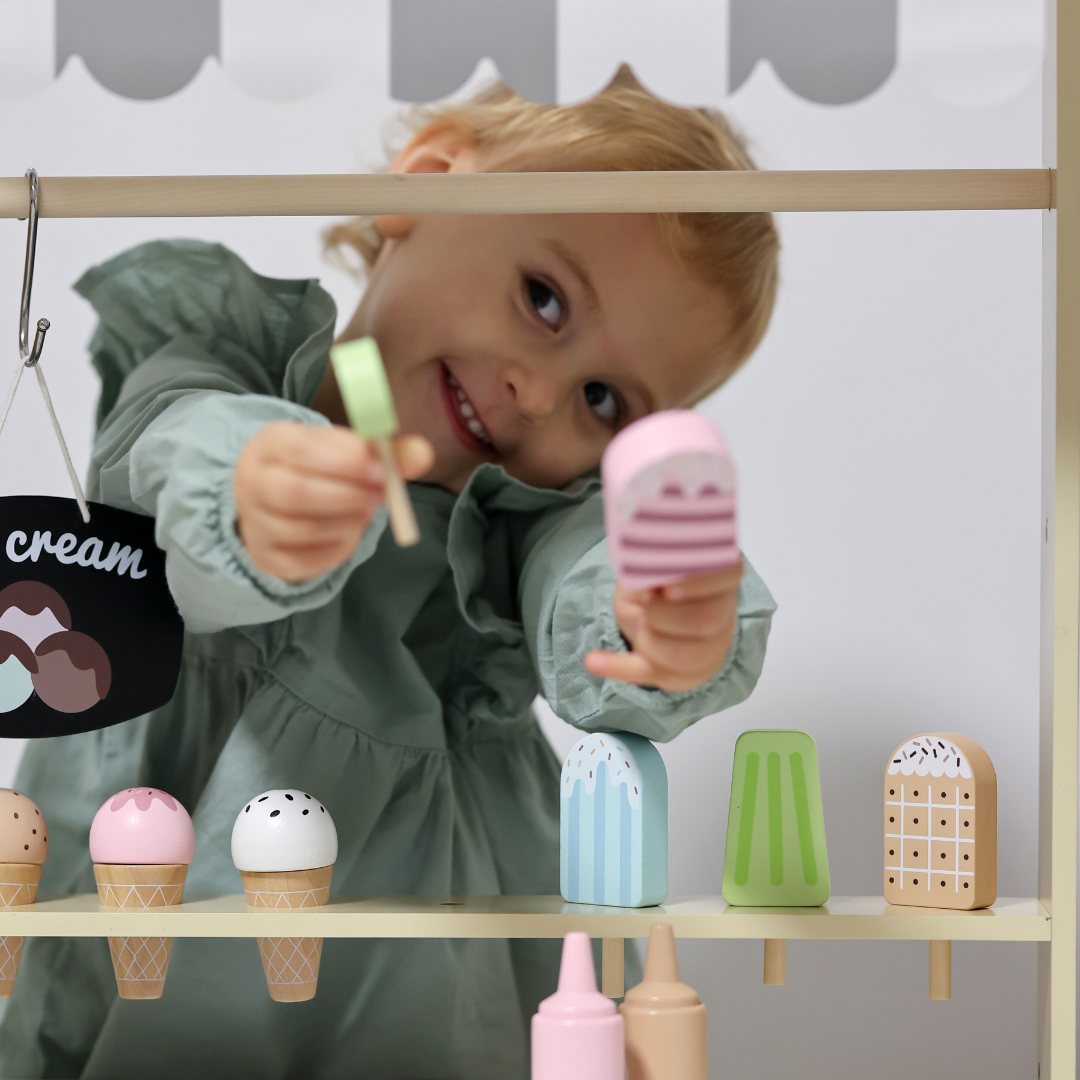 Puinen jäätelöbaari pyörillä - jäätelövaunu - jäätelövaunu