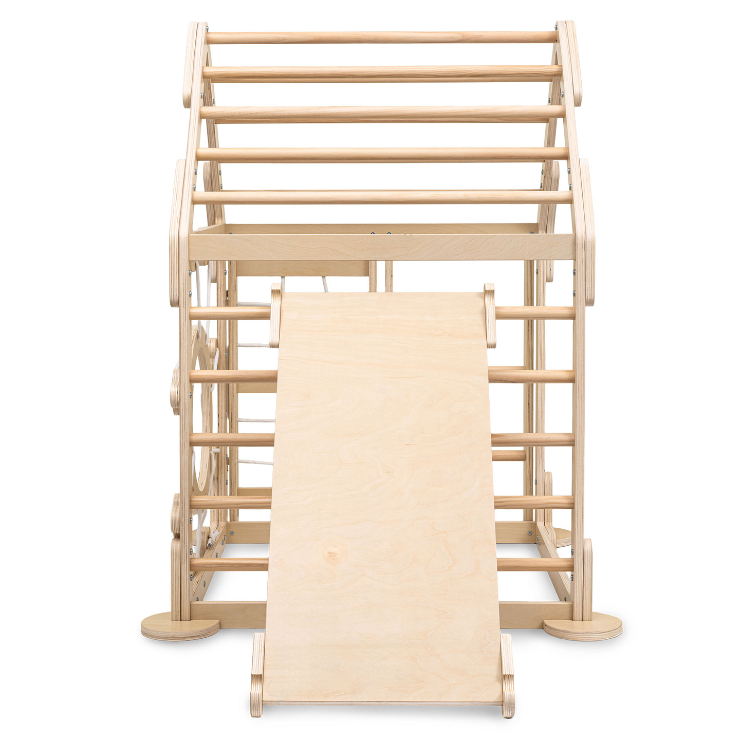 Puinen sisäleikkipuisto lapsille - talo, jossa on tikkaat ja liukumäki