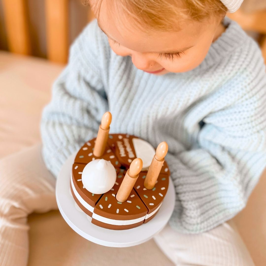 Puinen syntymäpäiväkakku leikattavaksi