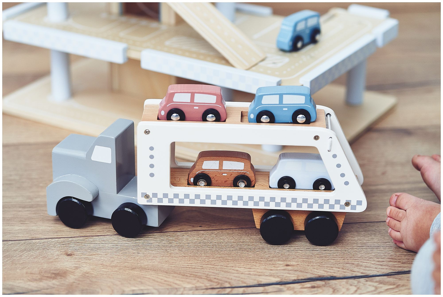 Puinen kuorma-auton perävaunu, jossa on 4 autoa