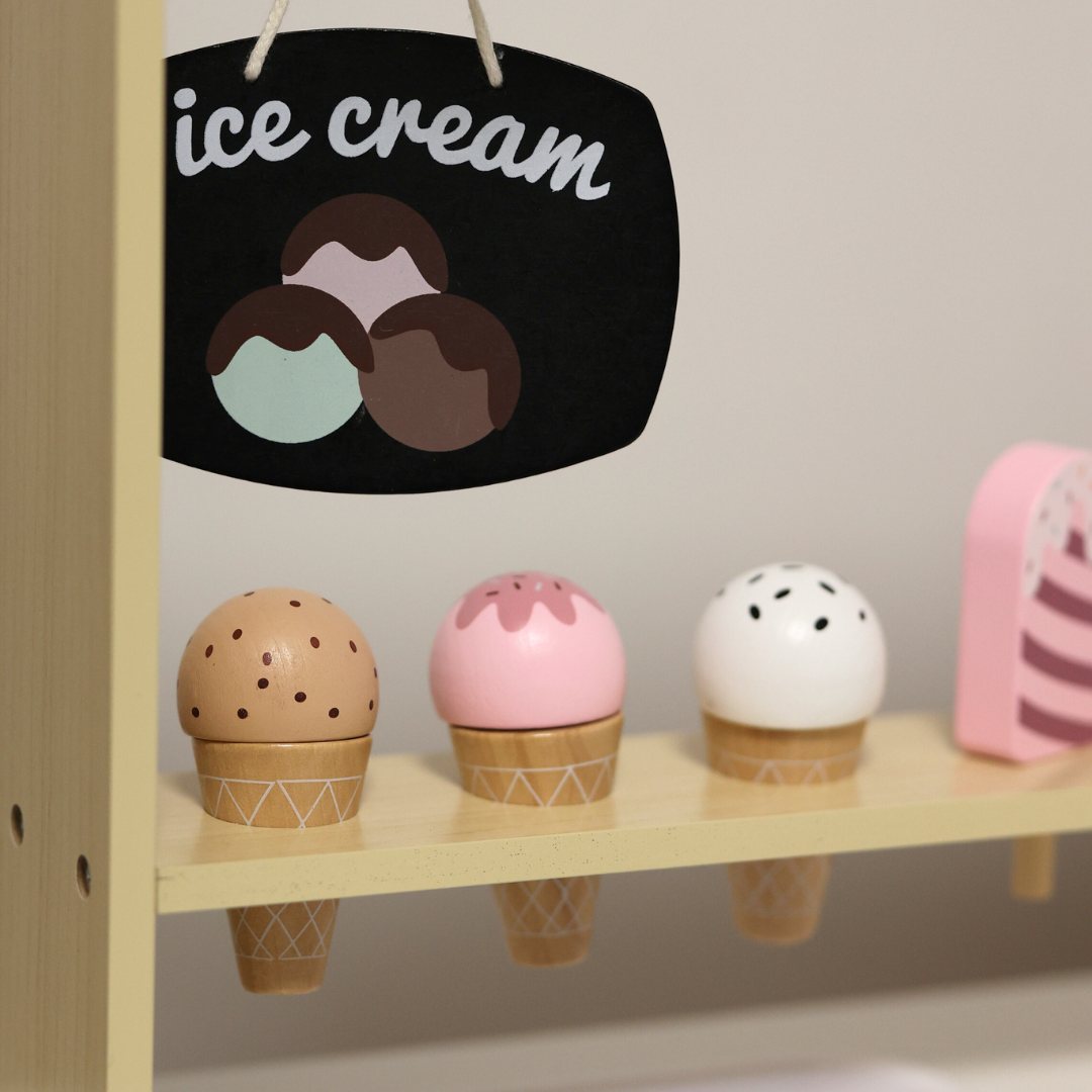 Puinen jäätelöbaari pyörillä - jäätelövaunu - jäätelövaunu