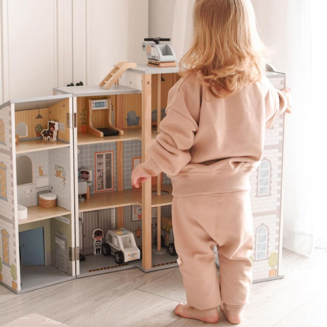 Suuri kokoontaitettava paloasema ja poliisiasema - puinen setti. Paloasema ja poliisiasema tarvikkeineen.