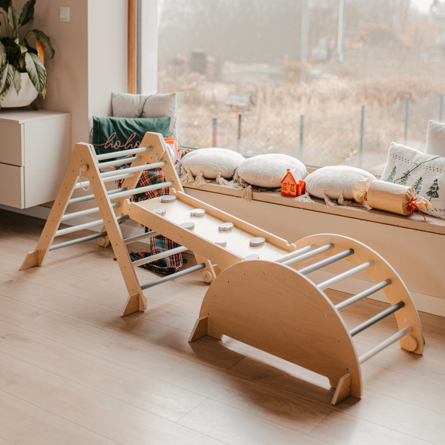 Puinen sisäleikkipuisto lapsille - kiipeilyseinä, liukumäki, kiipeilykaari/keinulauta ja Piklerin kolmio