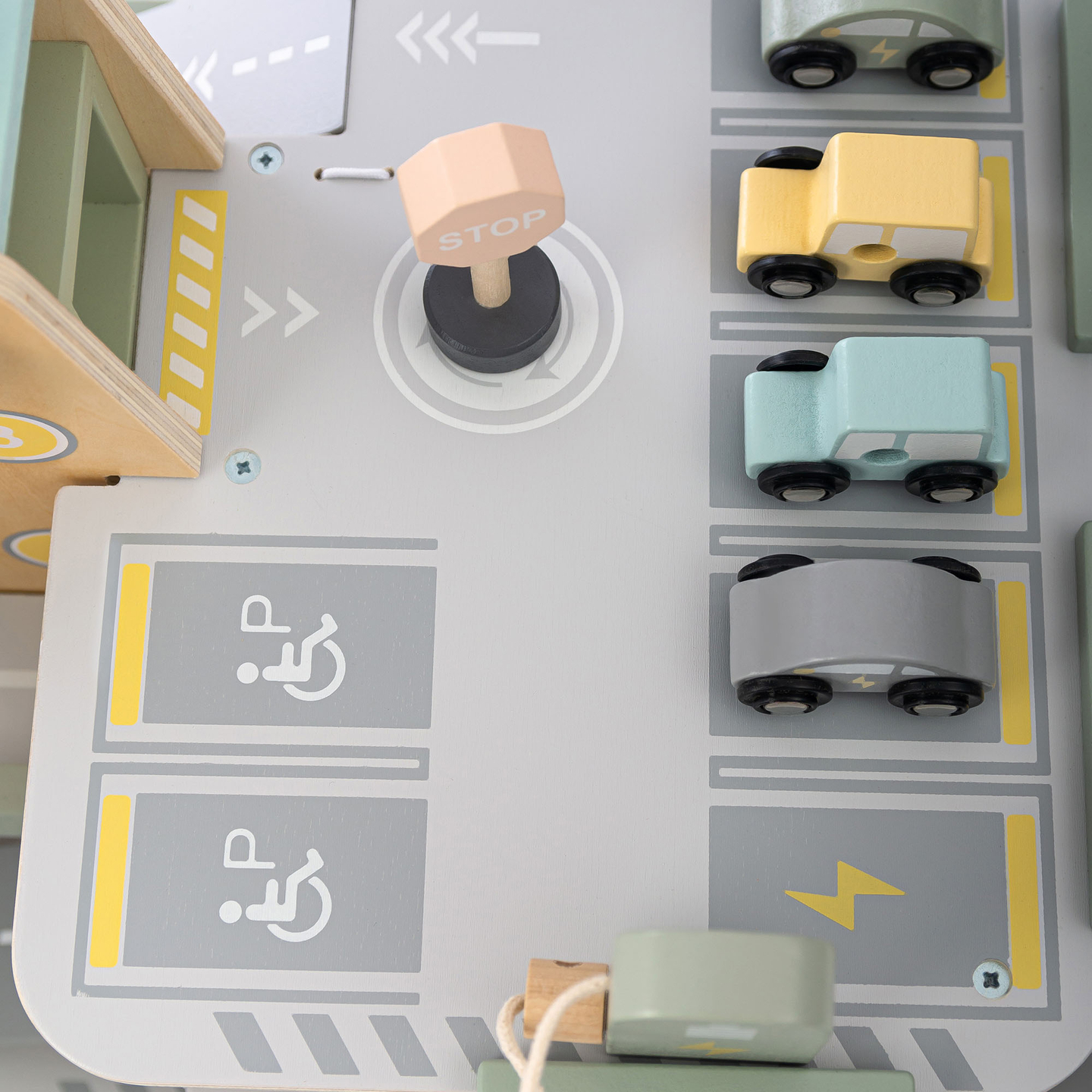 Puinen, kolmikerroksinen lasten autotalli varusteineen – pysäköintialue, huoltoasema, autopesula, helikopteri