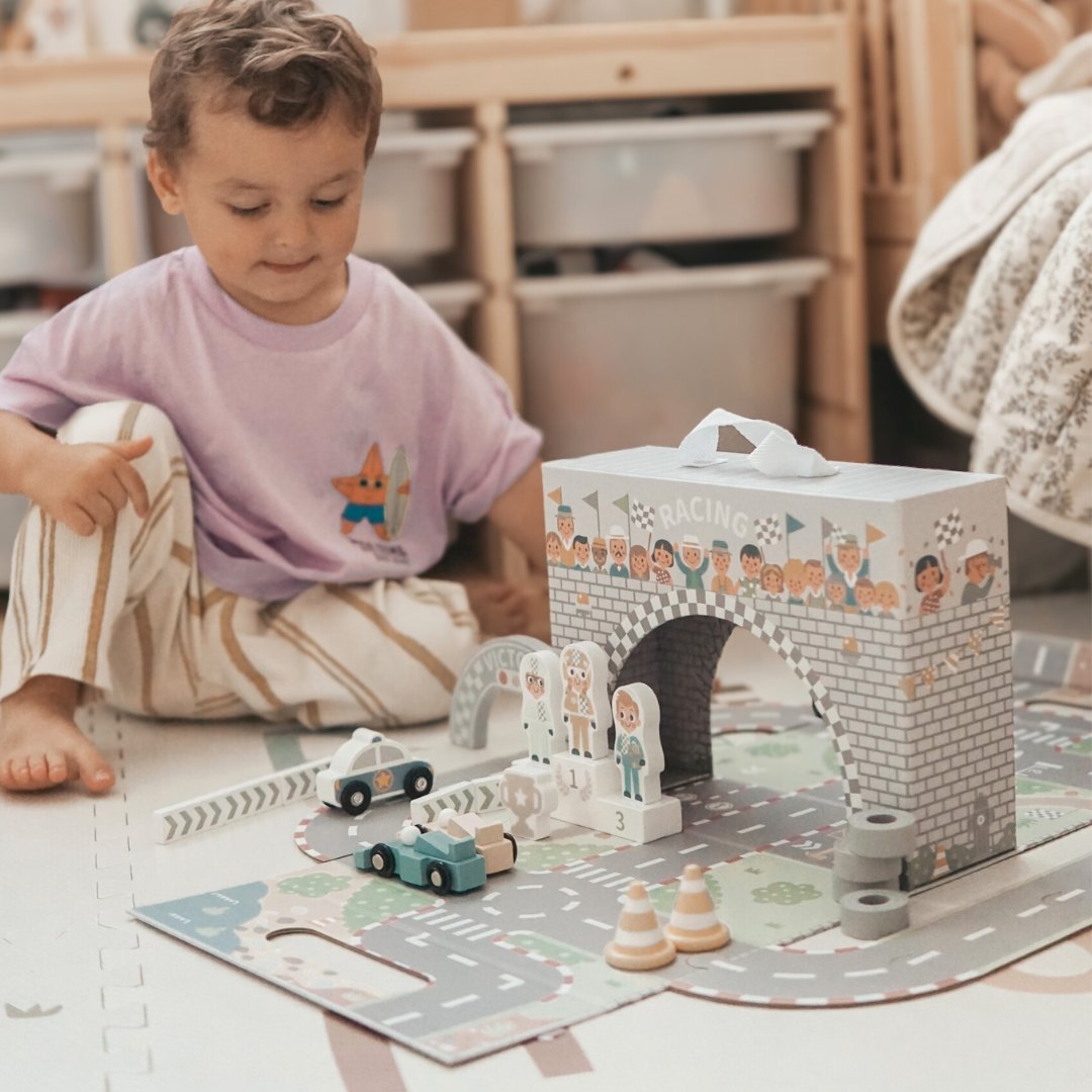 Magneettinen matkalaukku kilparadalla, puisilla ajoneuvoilla ja tietarvikkeilla