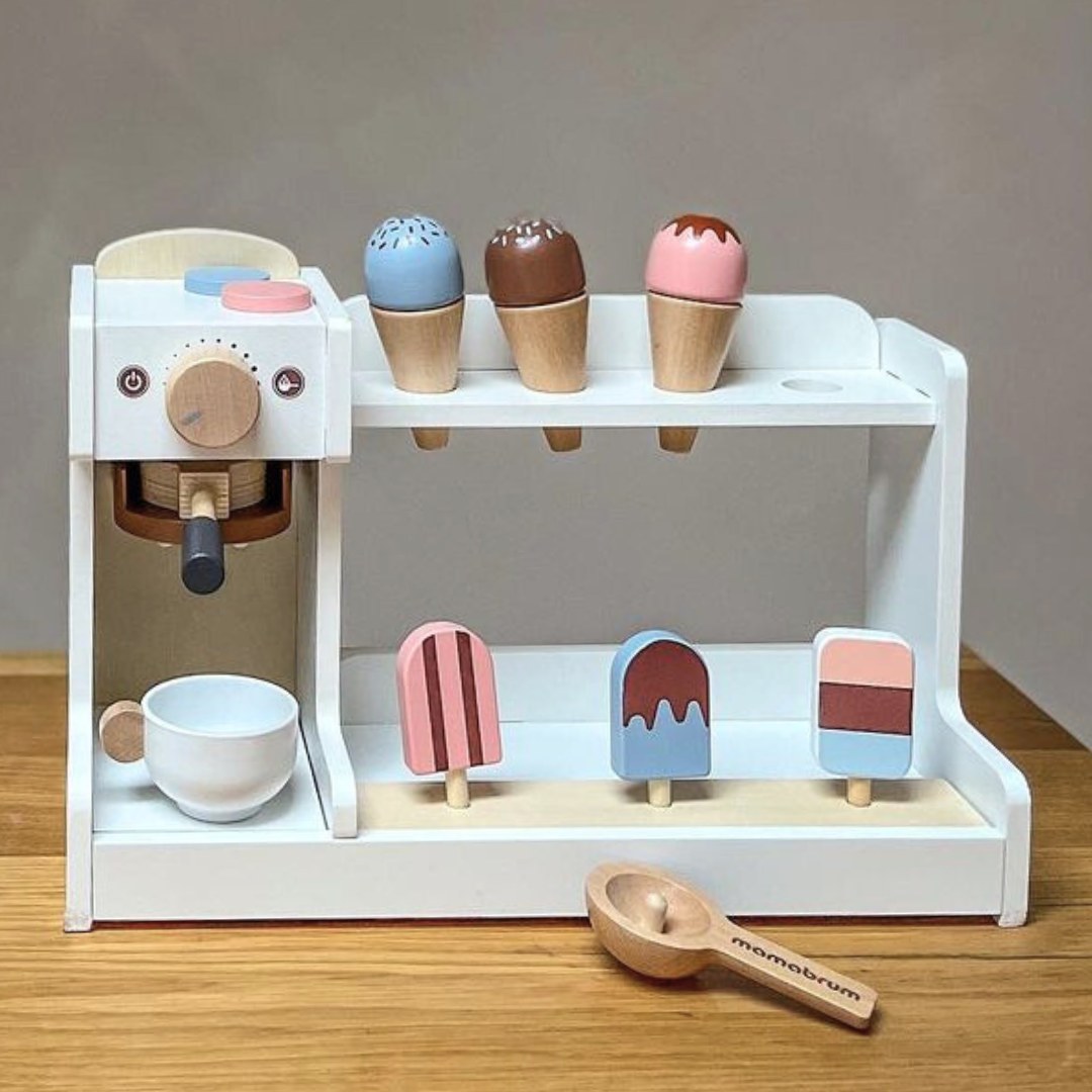 Puinen jäätelöbaari kahvinkeittimellä - kahvila tarvikkeineen