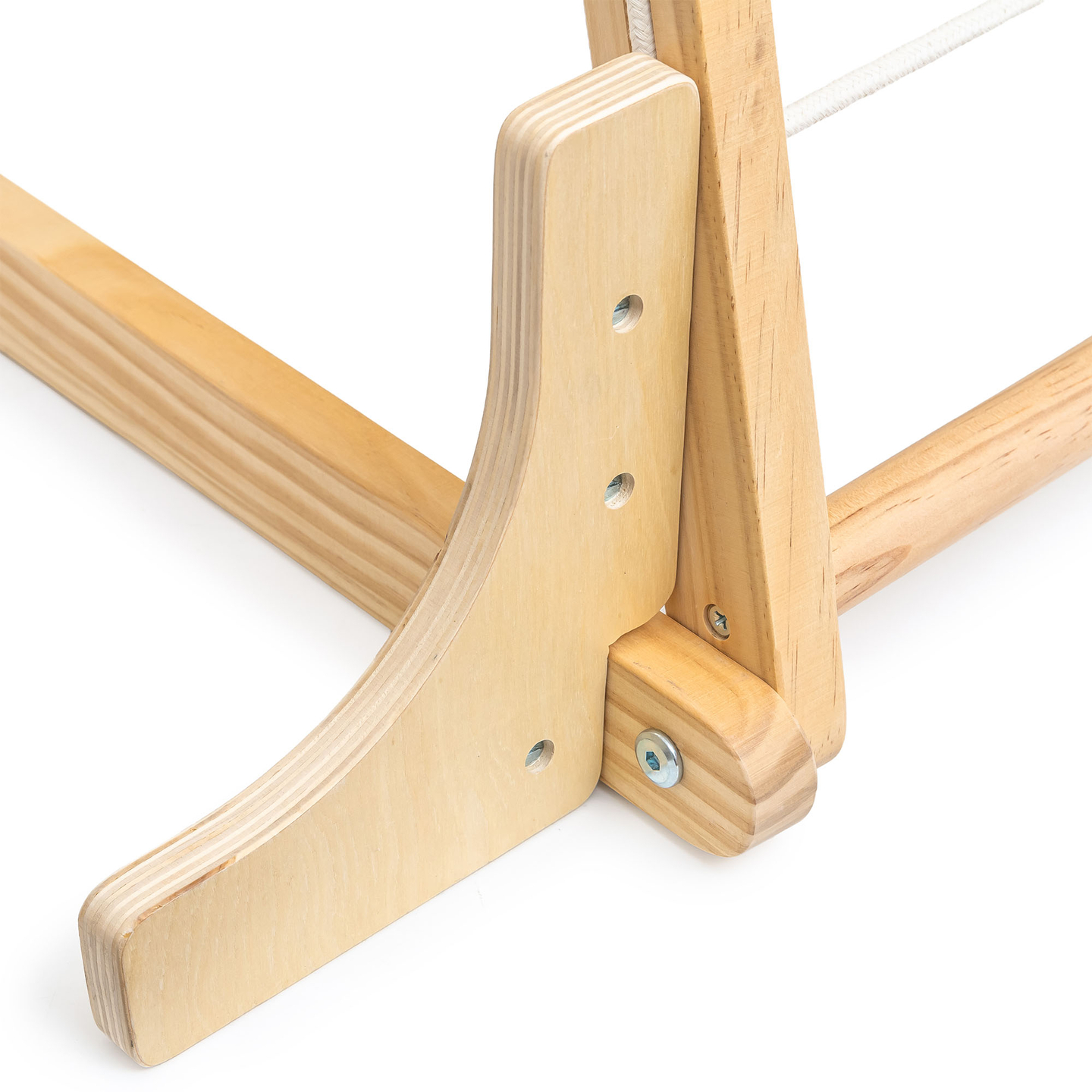 Puinen sisäleikkipuisto, jossa on keinu, voimistelurenkaat ja kiipeilyverkko