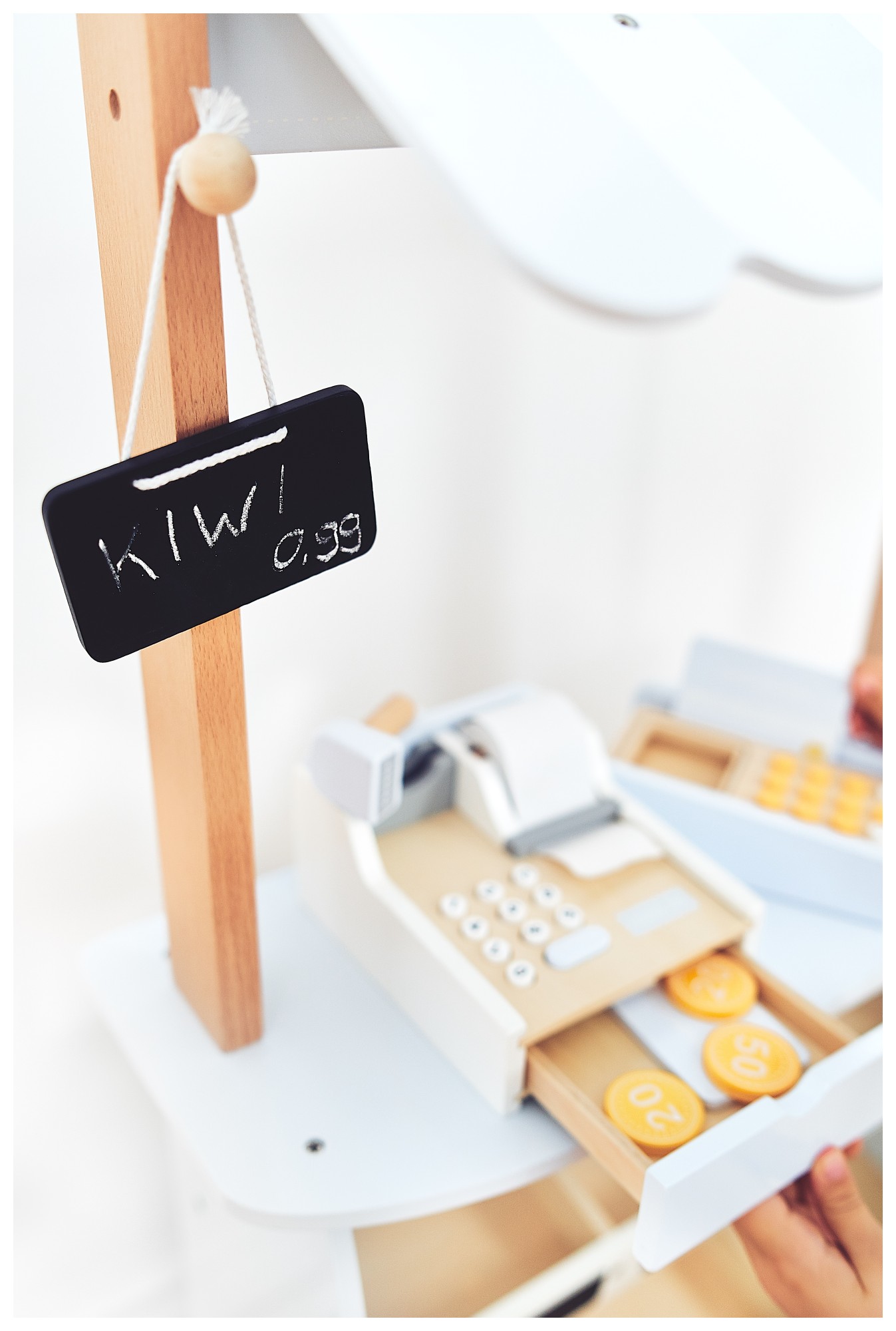 Vihanneskauppa - puinen koju, jossa on laatikoita, kassakone ja terminaali