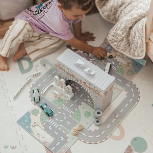 Magneettinen matkalaukku kilparadalla, puisilla ajoneuvoilla ja tietarvikkeilla