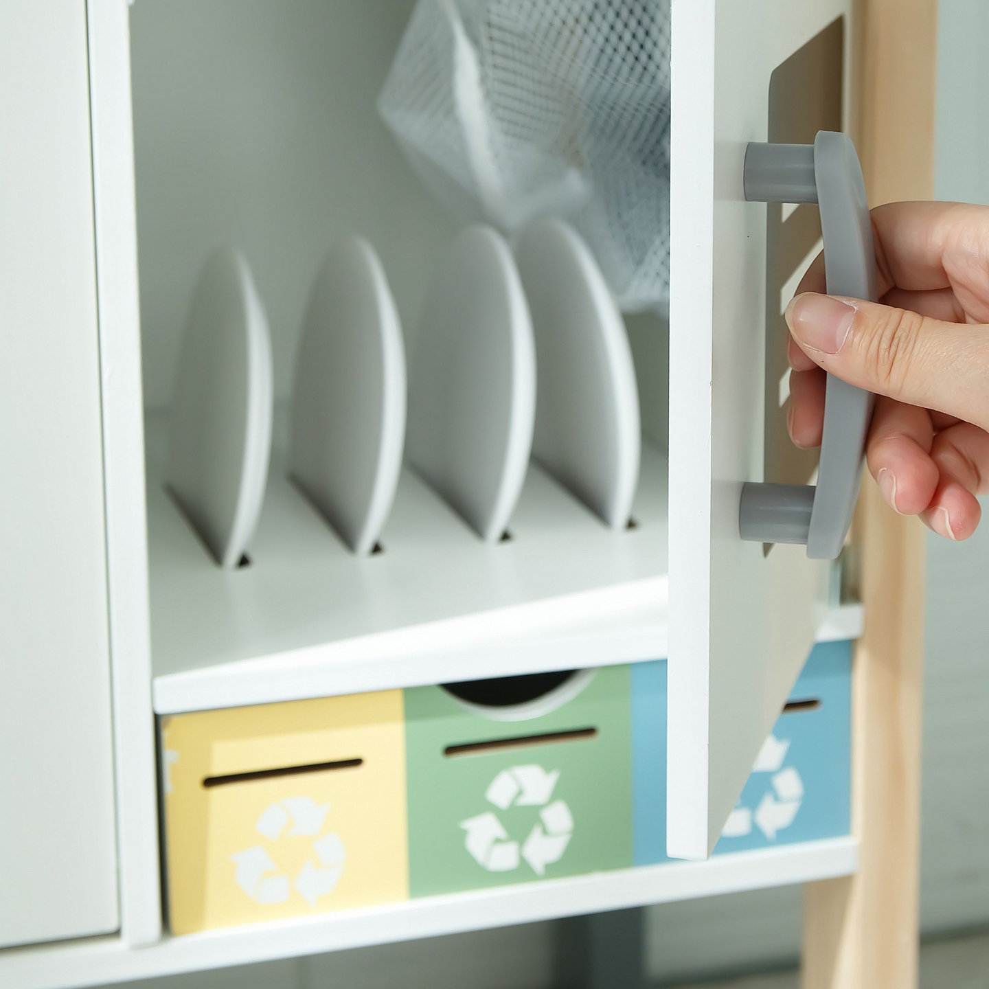 Interaktiivinen keittiö, jossa on pesukone, astianpesukone ja liitutaulu