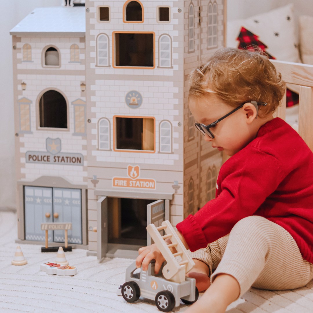 Suuri kokoontaitettava paloasema ja poliisiasema - puinen setti. Paloasema ja poliisiasema tarvikkeineen.