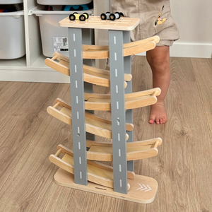 Puinen rata - liukumäki autoille - 6 kerrosta