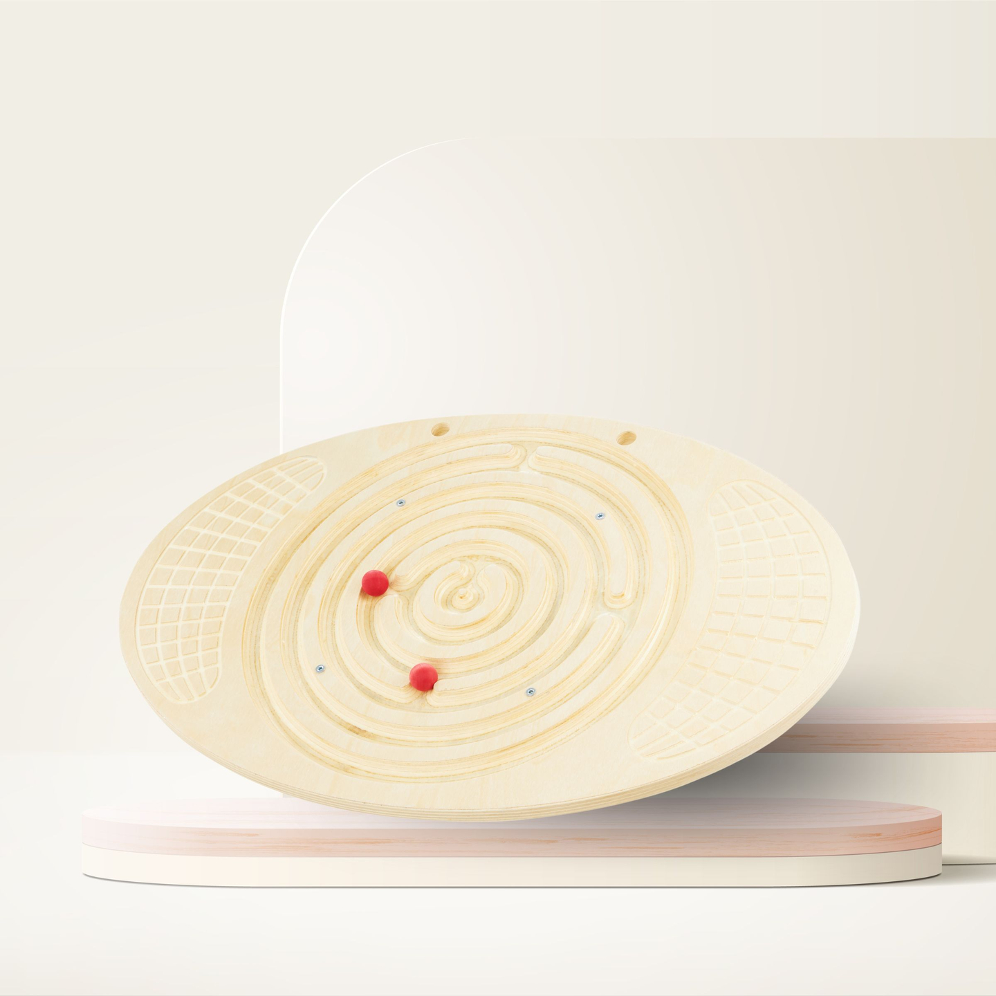 Puinen tasapainolauta, jossa on labyrintti ja palloja - tasapaino keinutin