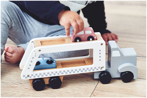 Puinen kuorma-auton perävaunu, jossa on 4 autoa