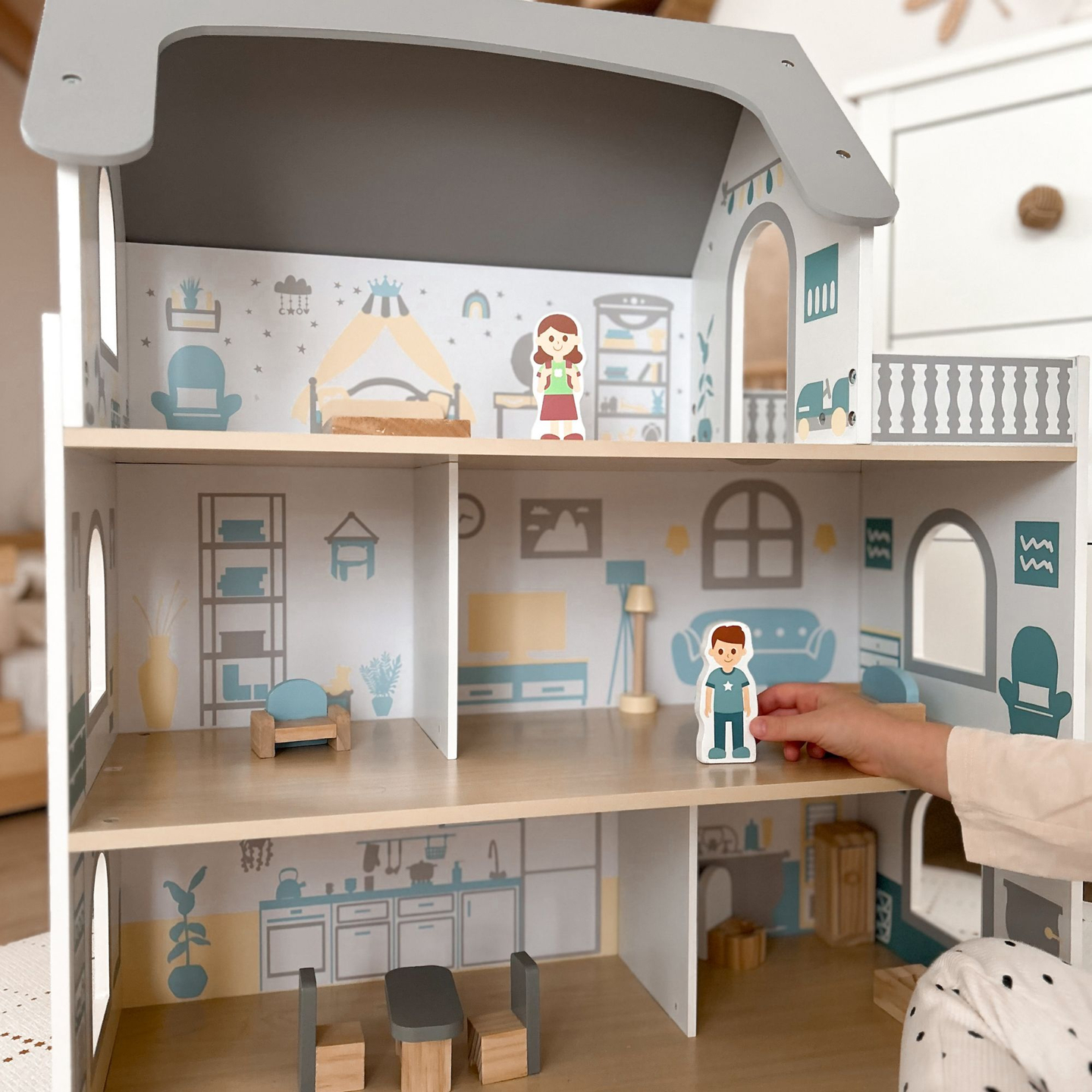 Valkoinen puinen nukkekoti terassilla ja tarvikkeilla