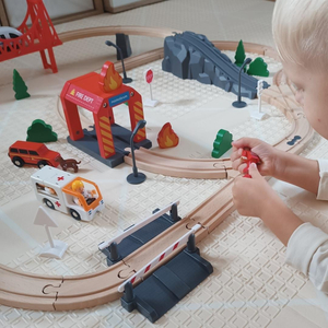 Puinen rautatie, akkujuna - Palokunta, raiteet, autot, sillat, puomi