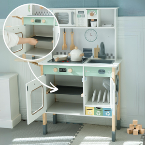 Interaktiivinen keittiö, jossa on pesukone, astianpesukone ja liitutaulu