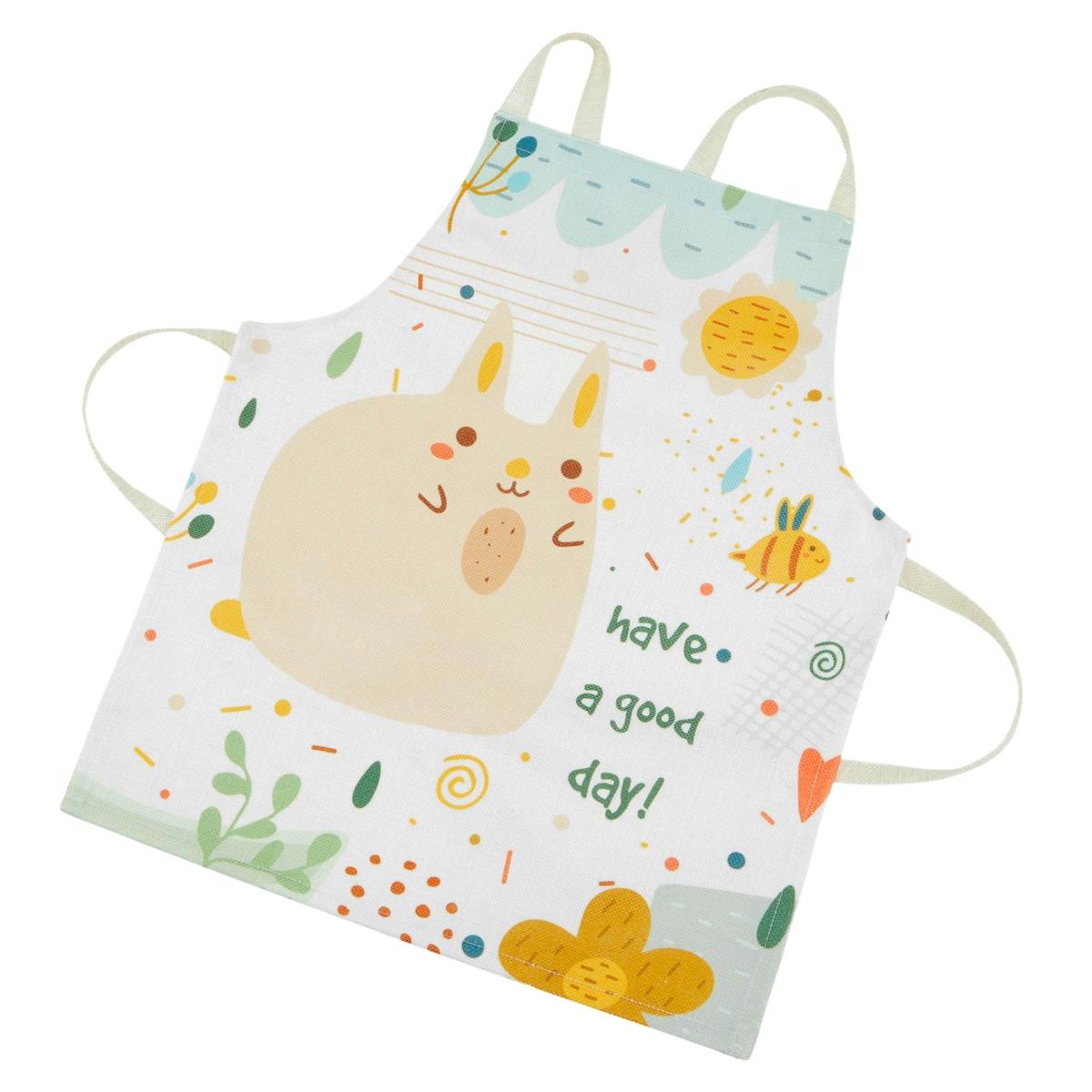 Puinen valkoinen keittiö tarvikkeineen ja esiliina