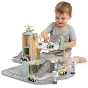 Puinen, kolmikerroksinen lasten autotalli varusteineen – pysäköintialue, huoltoasema, autopesula, helikopteri