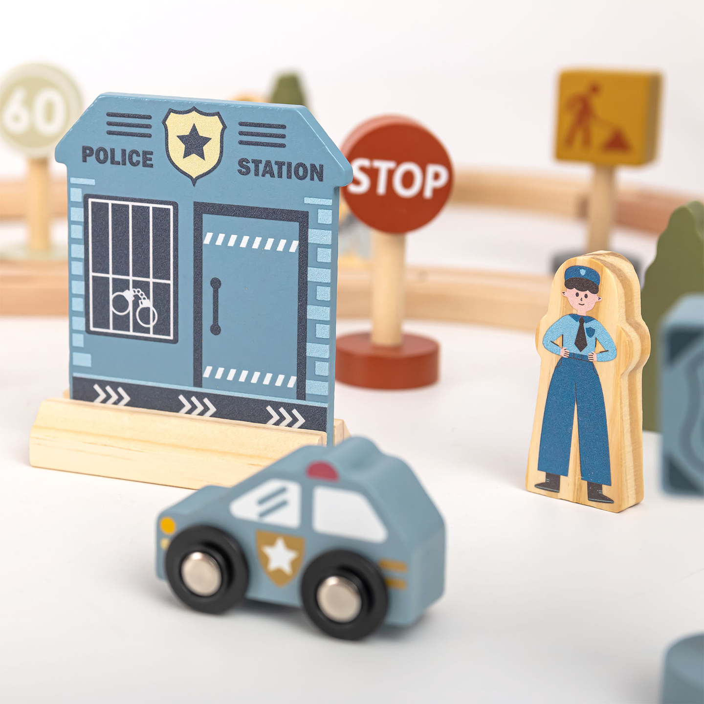 Puinen kaupungin rautatie sähköjunalla - liikkuva nosturi, laiva, sillat