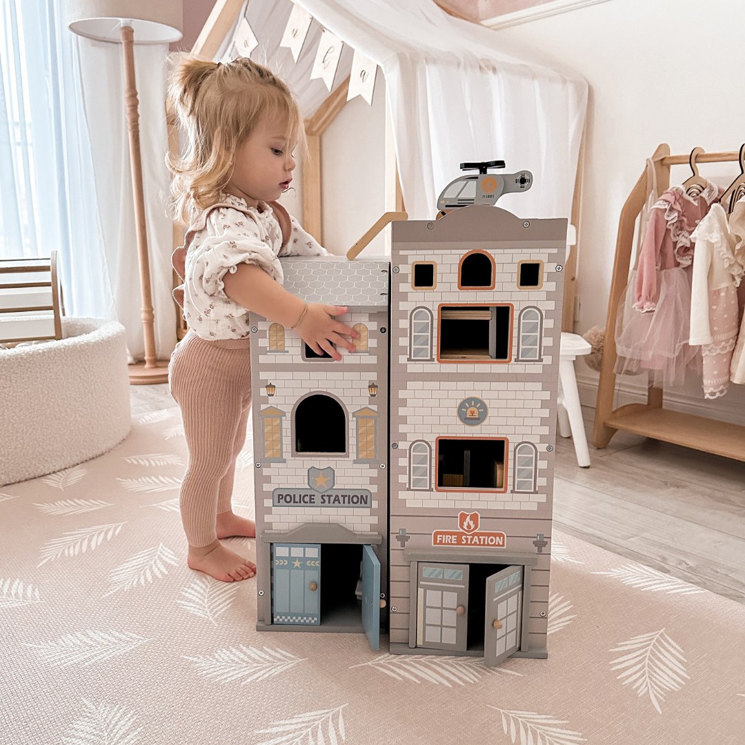 Suuri kokoontaitettava paloasema ja poliisiasema - puinen setti. Paloasema ja poliisiasema tarvikkeineen.