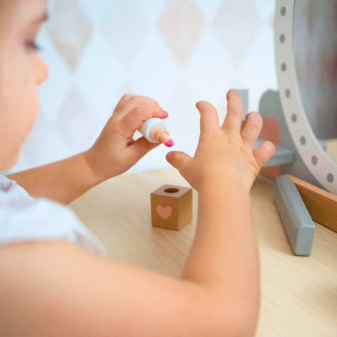 Puinen pukeutumispöytä jakkaralla ja lisävarusteilla