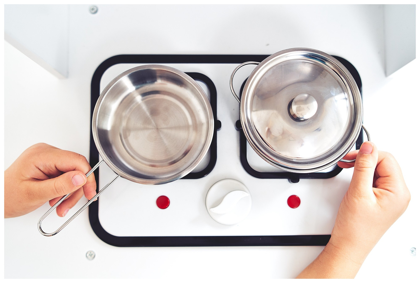 Kulma puinen XXXL-keittiö, jossa on jääkaappi, uuni, pesukone, esiliina ja tarvikkeet