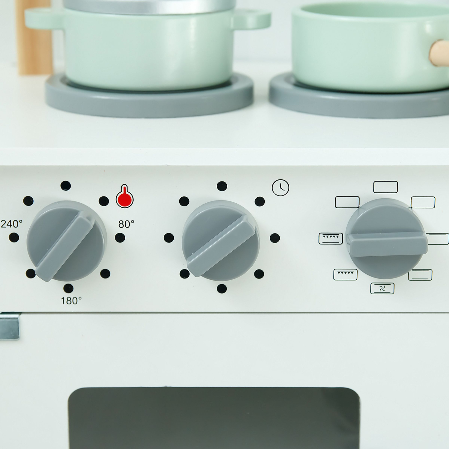 Puinen lasten keittiö, jossa on mikroaaltouuni