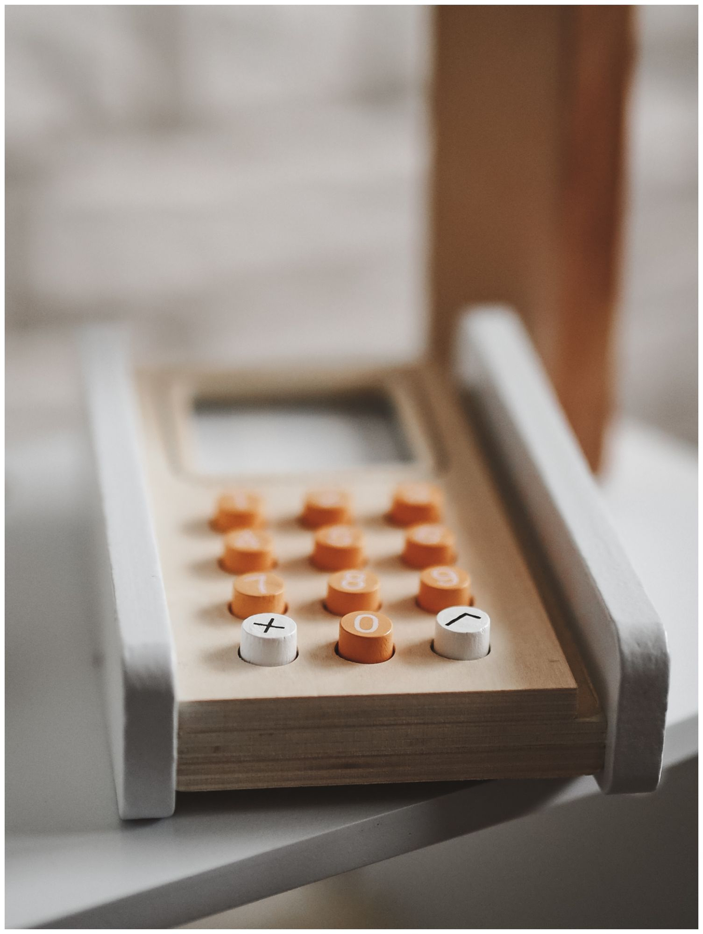 Vihanneskauppa - puinen koju, jossa on laatikoita, kassakone ja terminaali