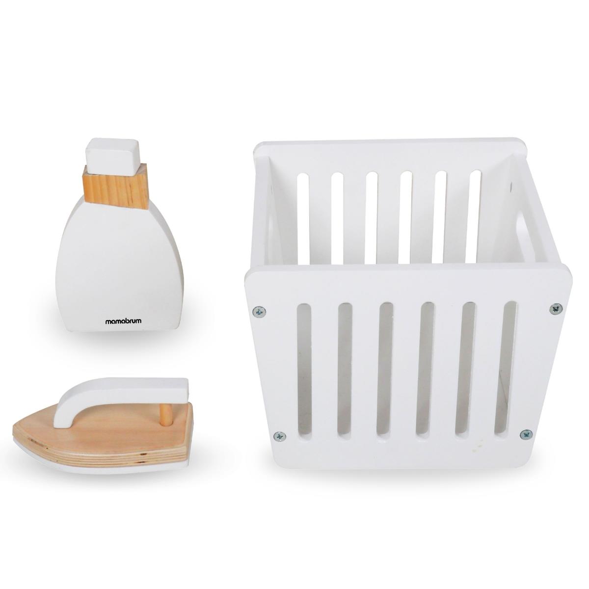 Puinen pyykinpesukone, jossa on silitysrauta, kori ja pesunestettä