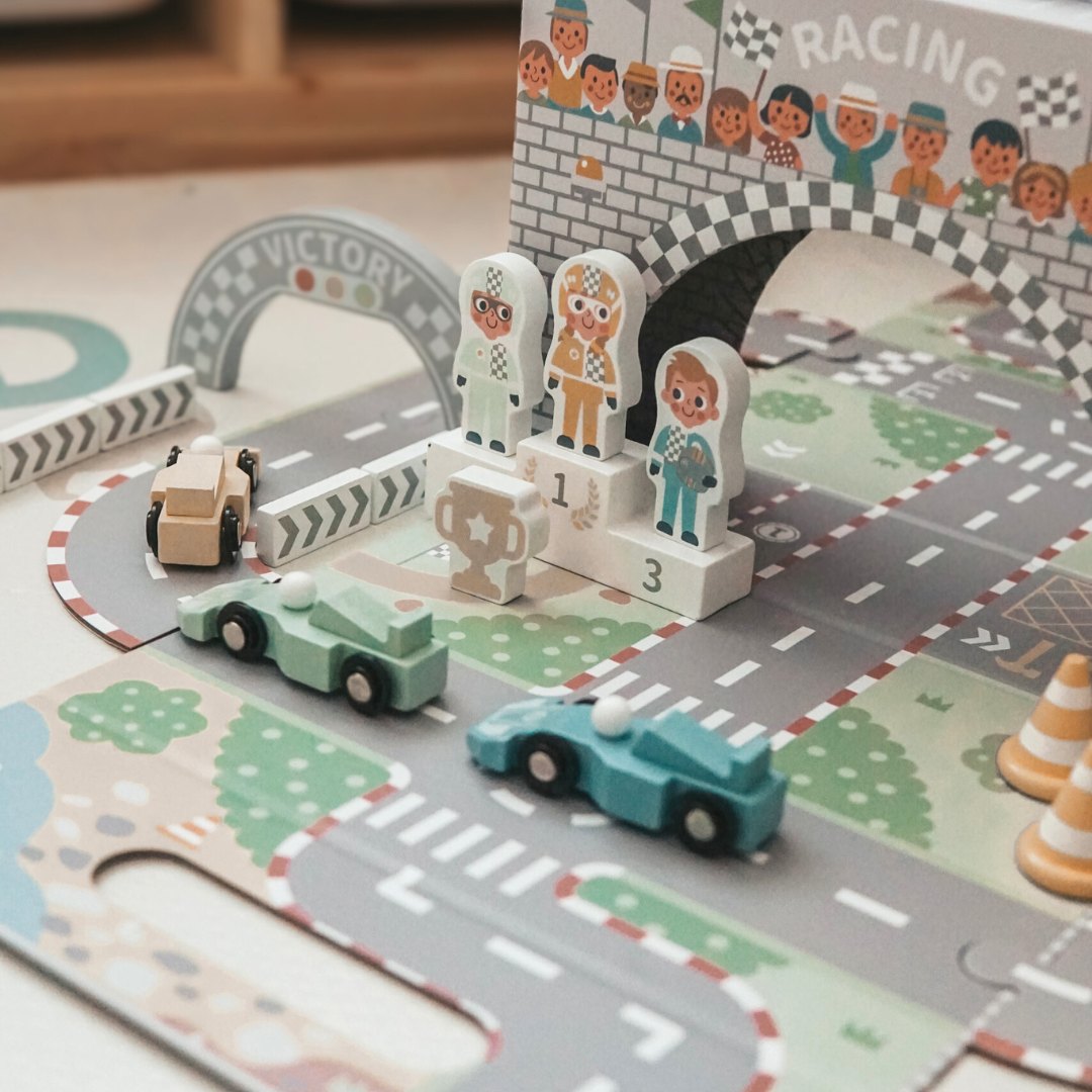 Magneettinen matkalaukku kilparadalla, puisilla ajoneuvoilla ja tietarvikkeilla