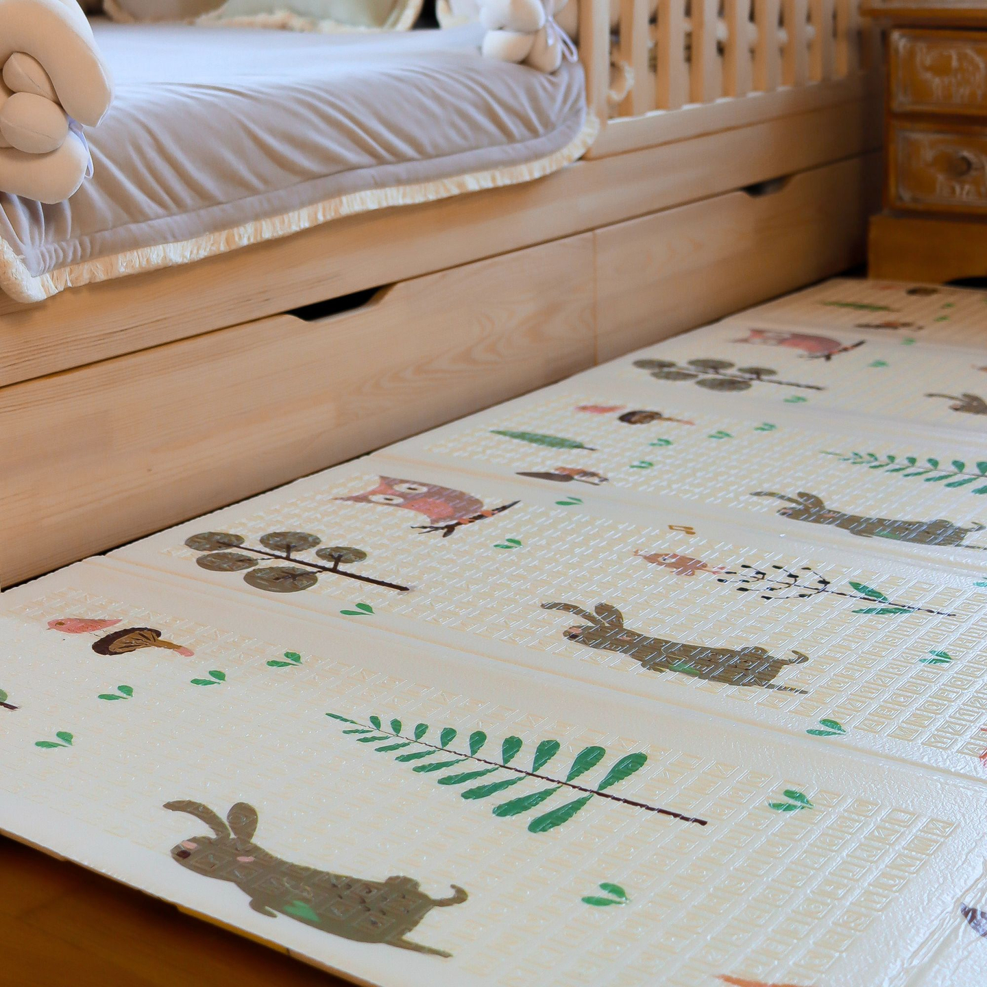 Kaksipuolinen vaahtomuovimatto XXL - kokoontaitettava 1 CM (metsä nallella ja hevosilla)