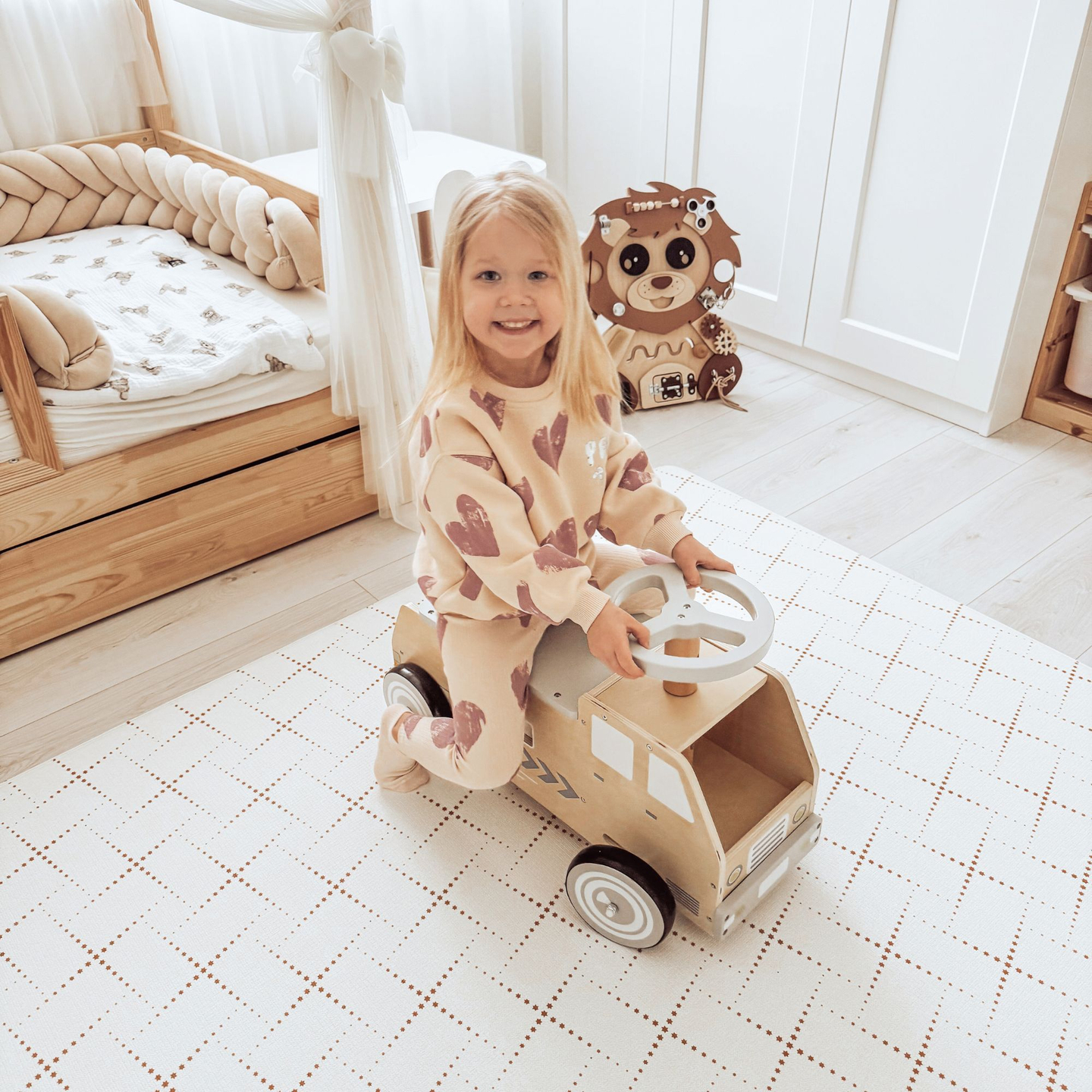 Puinen polkupyörä, auto, auto ja palikat