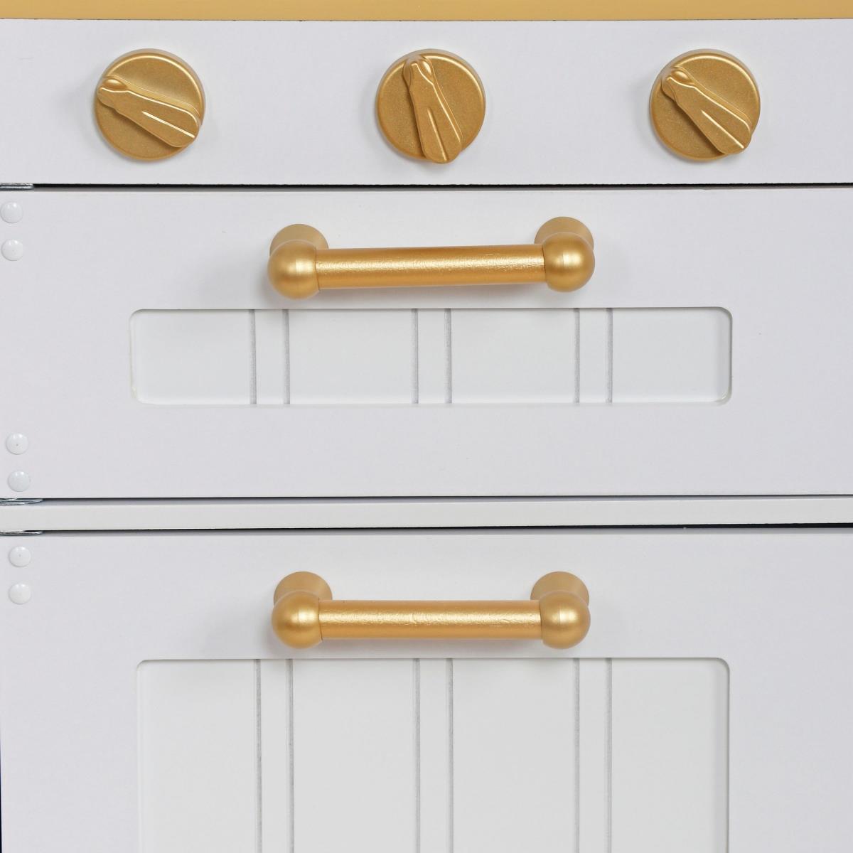 Puinen valkoinen keittiö tarvikkeineen ja esiliina