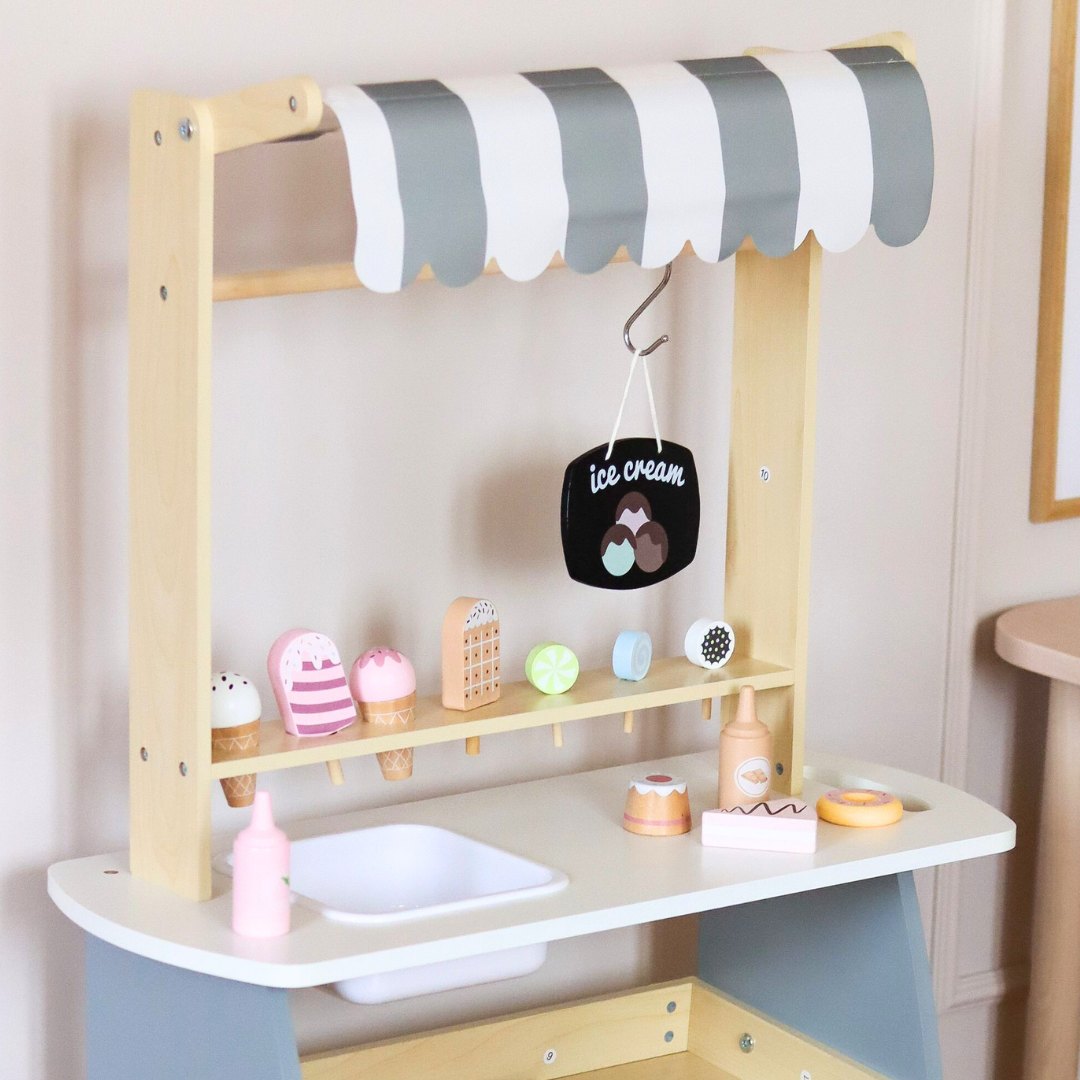 Puinen jäätelöbaari pyörillä - jäätelövaunu - jäätelövaunu