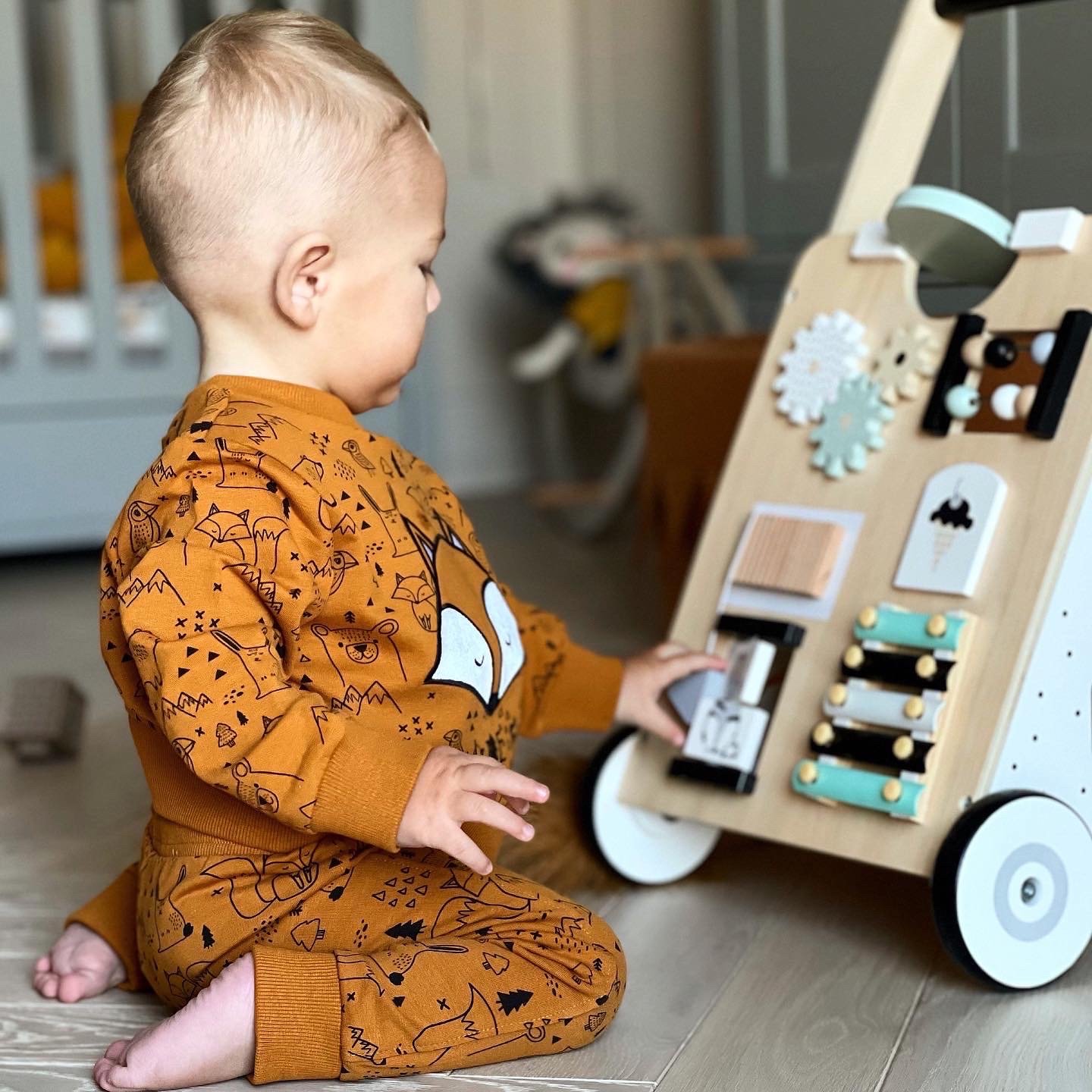 Puinen, opettavainen kävelytuoli / lastenrattaat - manipulatiivinen lautanen