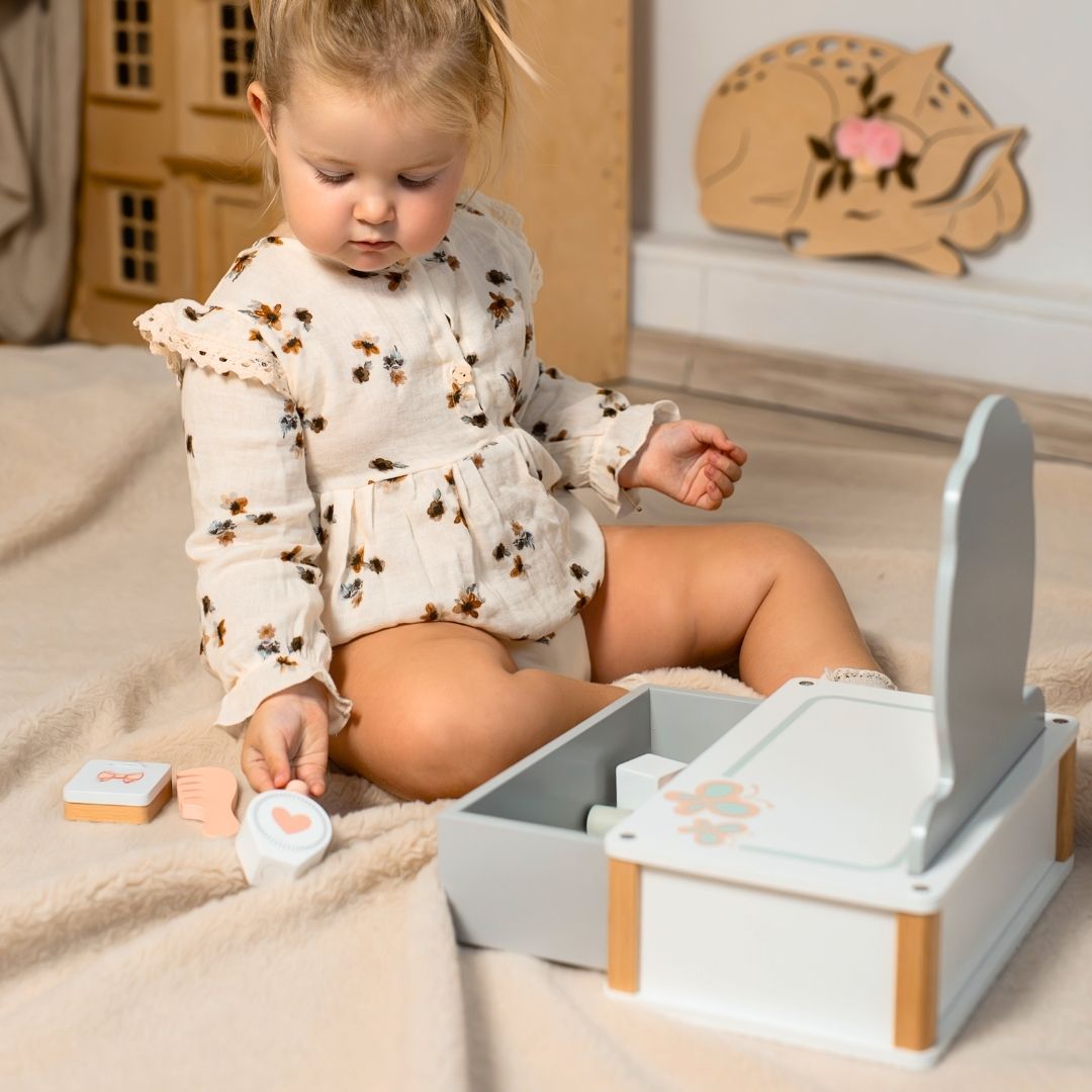 Puinen lasten pukeutumispöytä tarvikkeineen