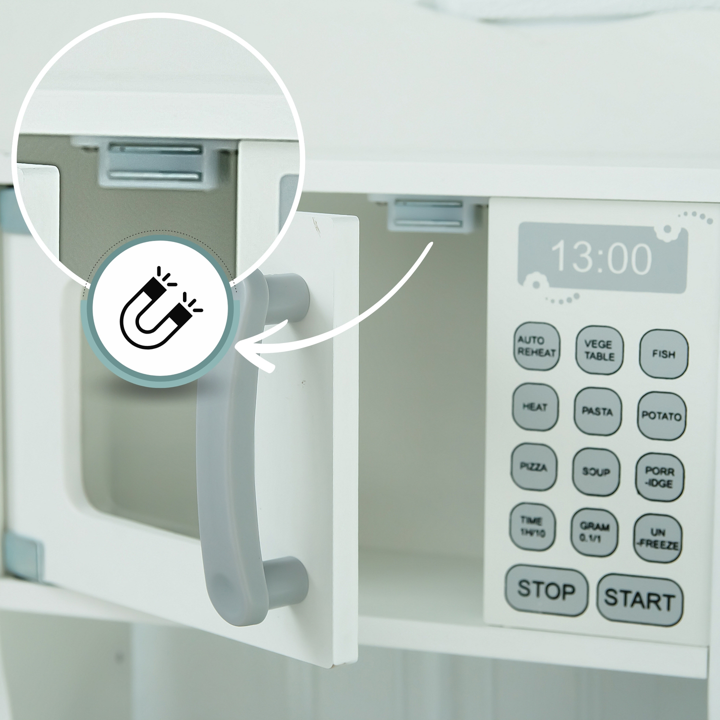 Puinen lasten keittiö, jossa on mikroaaltouuni