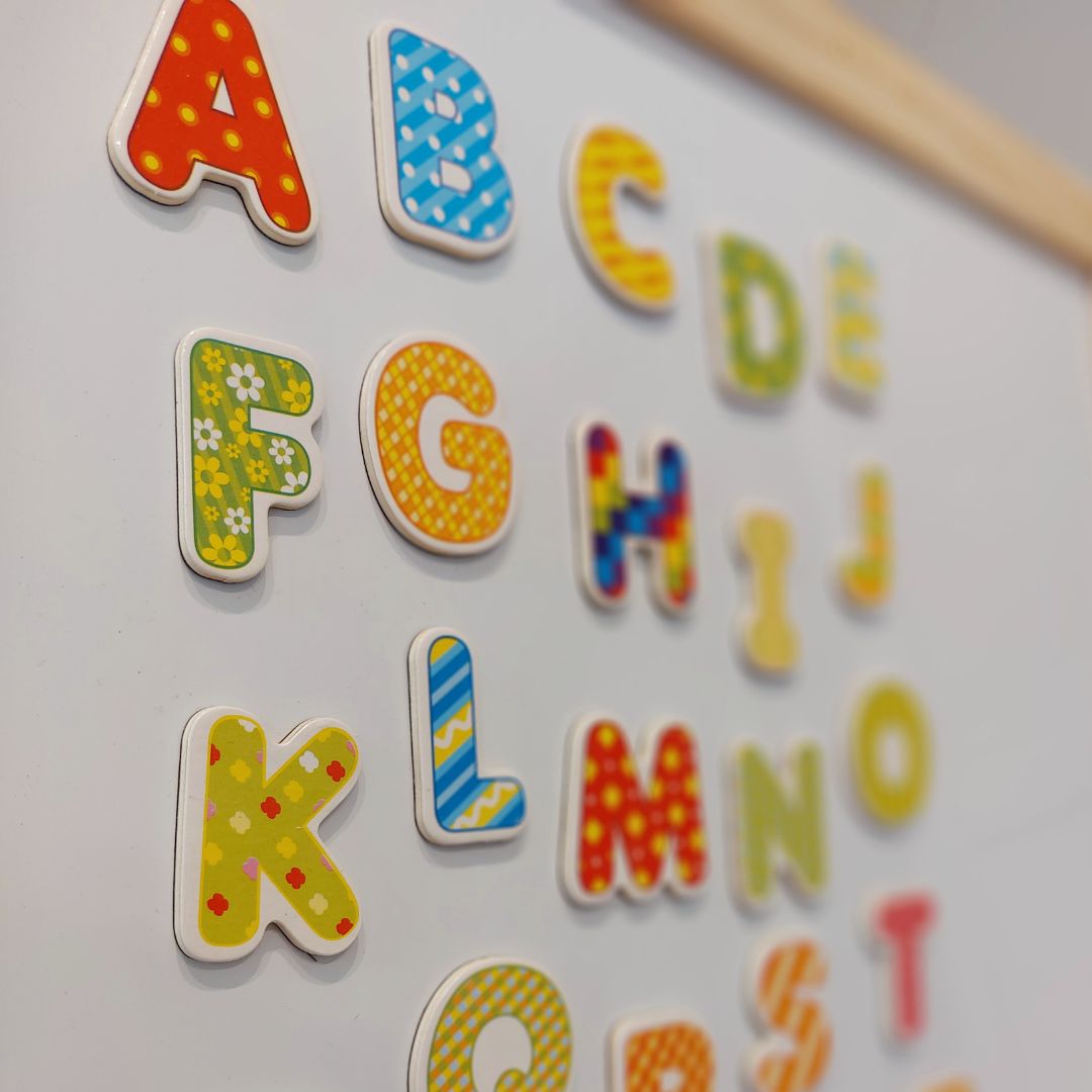 Suuri kaksipuolinen opettavainen taulu: magneettinen ja liitutaulu - kuivapyyhintätaulu, puinen