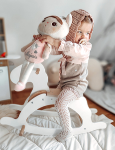 Puinen keinuhevonen - valkoinen - alkaen 12 kuukautta.