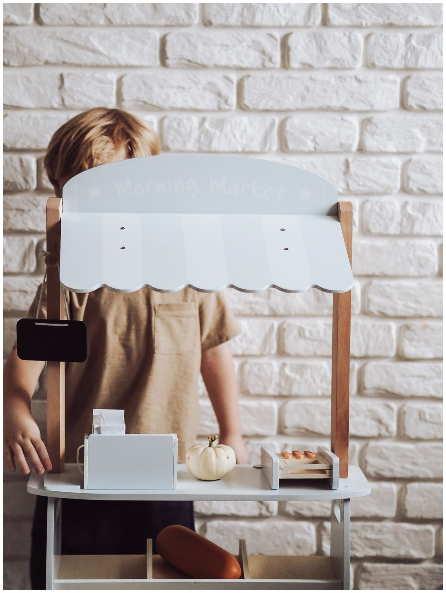 Vihanneskauppa - puinen koju, jossa on laatikoita, kassakone ja terminaali