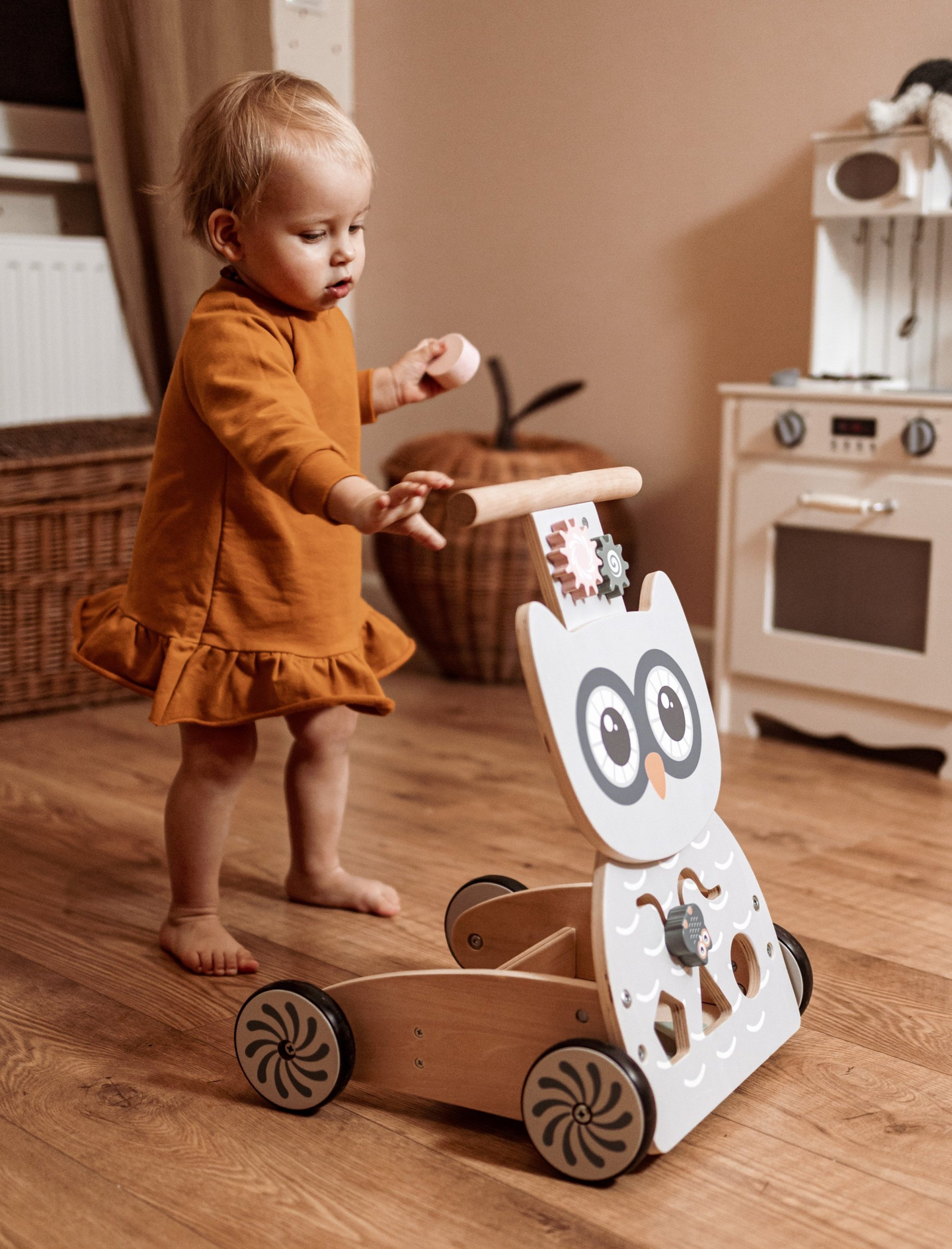 Puinen monikäyttöinen kävelytuoli - työntöaisa - lastenrattaat palikoilla - Pöllö