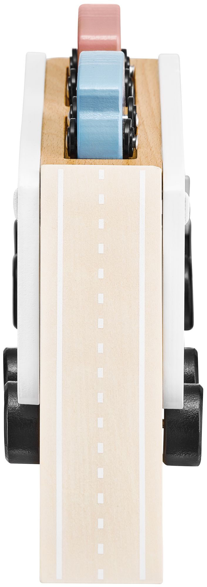 Puinen kuorma-auton perävaunu, jossa on 4 autoa