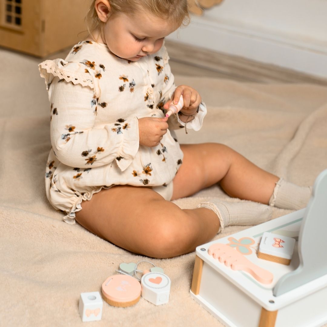 Puinen lasten pukeutumispöytä tarvikkeineen