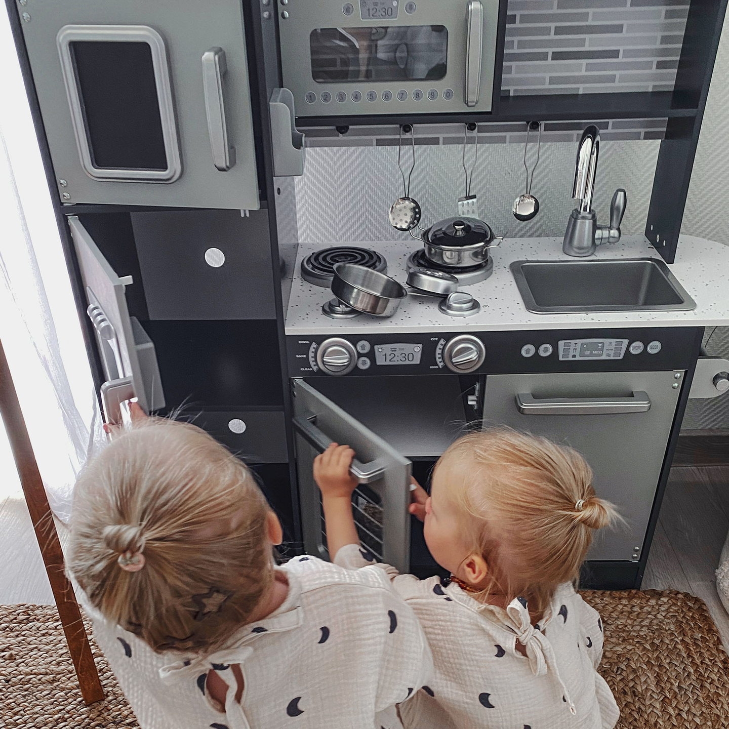 XXL puinen keittiö LED-valaistuksella, esiliina ja lisävarusteet